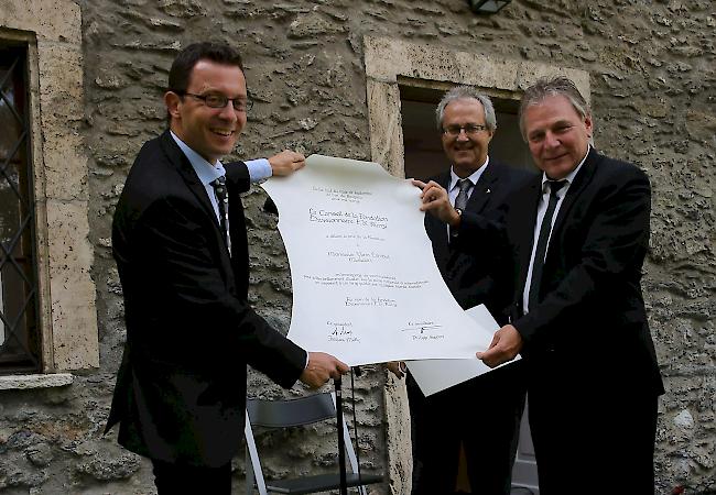 Yann Lambiel nimmt beim Schloss Majorie in Sitten den Preis der Stiftung «Divisionär F.-K. Rünzi» von Staatsrat Jacques Melly entgegen. 