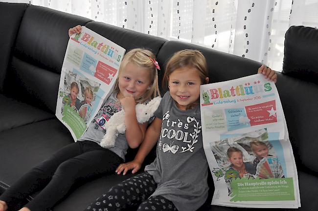 Stolz zeigen Ladina (links) und Lenya die Zeitung mit ihrem Titelbild.