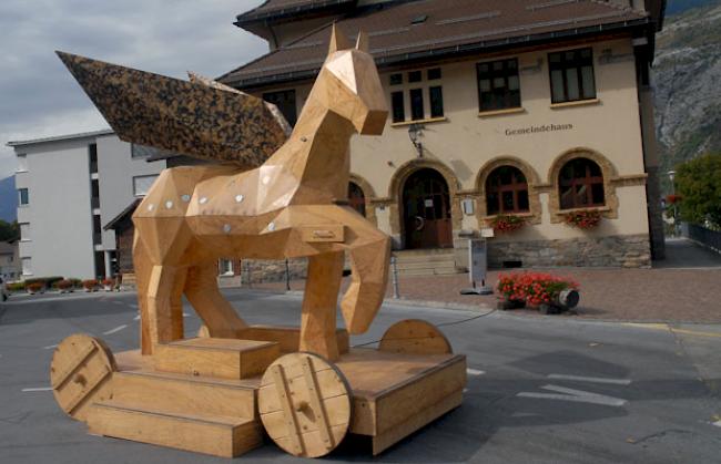 Über 3.5 Meter hoch ist das geflügelte Holzpferd, das momentan in Turtmann die Aufmerksamkeit aufs Schweizer Volks- und Freilichttheater lenkt.
