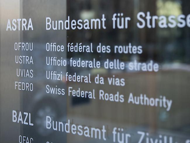 Das Bundesamt für Strassen (ASTRA) sorgte am Freitagabend für einen Paukenschlag: Neue VW-Modelle, bei denen die Abgaswerte manipuliert wurden, werden auf den Schweizer Strasse nicht mehr zugelassen.