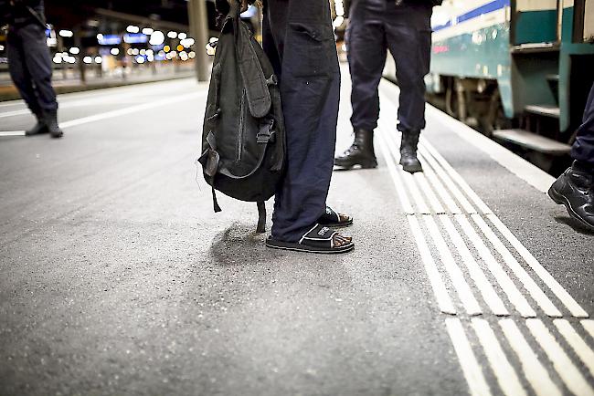 In der ersten Novemberwoche ging die Zahl der illegal Einreisenden im Vergleich zum Oktober zurück. (Symbolbild Bahnhof Brig)