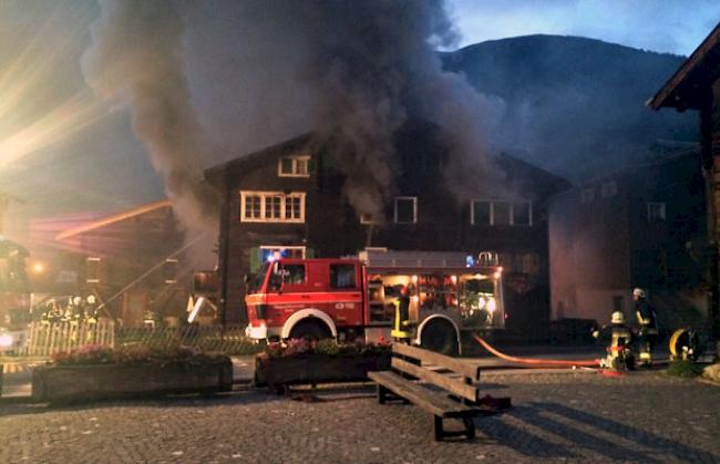 Ein Mehrfamilienhaus in Ulrichen ist in Brand geraten.