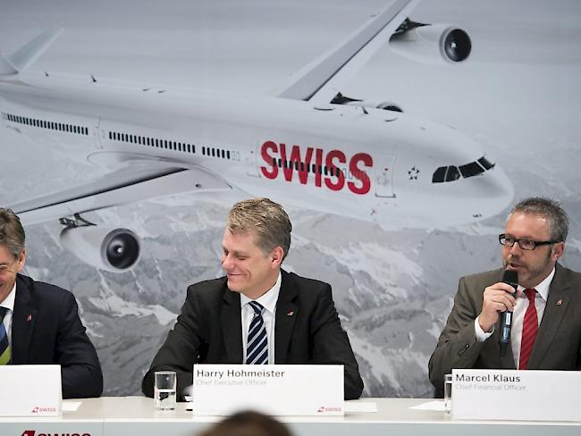 Swiss-Management mit dem neuen Flaggschiff Boeing 777 im Hintergrund. (Archiv)