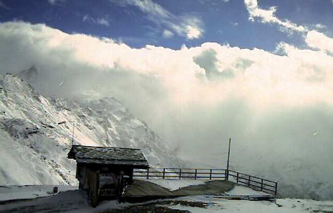 In den kommenden Tagen bleibt es im Wallis wolkenverhangen. Die Sonne kann sich nur gelegentlich durchsetzen. (Im Bild: Skigebiet Rothorn in Zermatt am Samstagmorgen)

