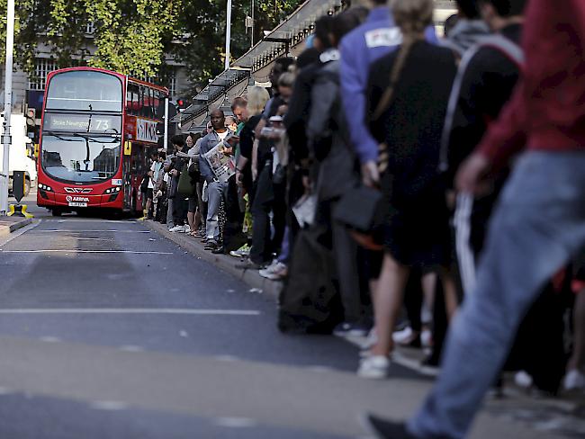 Nicht angehalten: Doppeldecker-Bus rast in Grossbritannien in ein Gebäude (Symbolbild)
