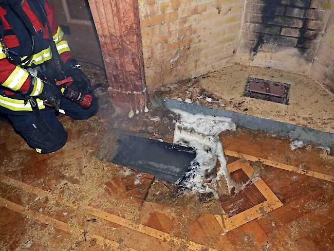 Bei einem Einsatz in der Schaffhauser Altstadt musste die Feuerwehr Glutnester in der Zwischendecke eines Hotels bekämpfen.