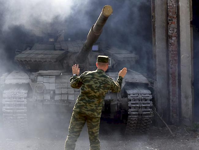 Pro-Russische Separatisten ziehen ihre Waffen ab in der Ostukraine - wegen der Sicherheitsprobleme sollen die geplanten Wahlen trotzdem abgesagt werden.