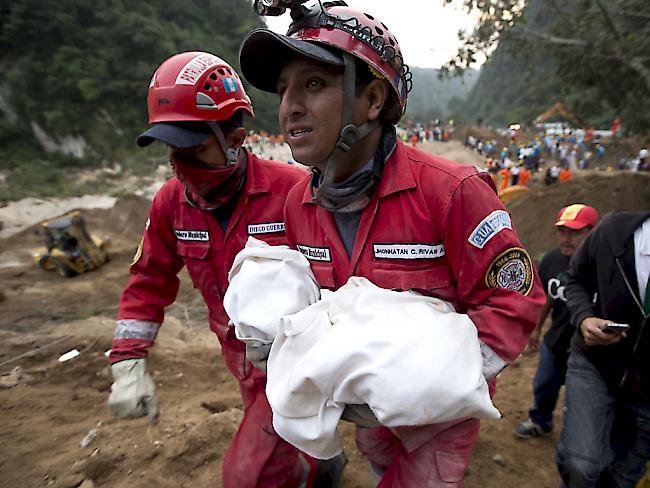 Rettungskräfte haben bereits über 130 Tote geborgen nach dem verheerenden Erdrutsch in Guatemala.