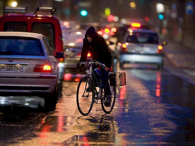 Trotz Abgasen und Unfallgefahr ist Velofahren auch in Grossstädten gesund, zeigt eine Studie. (Archivbild)