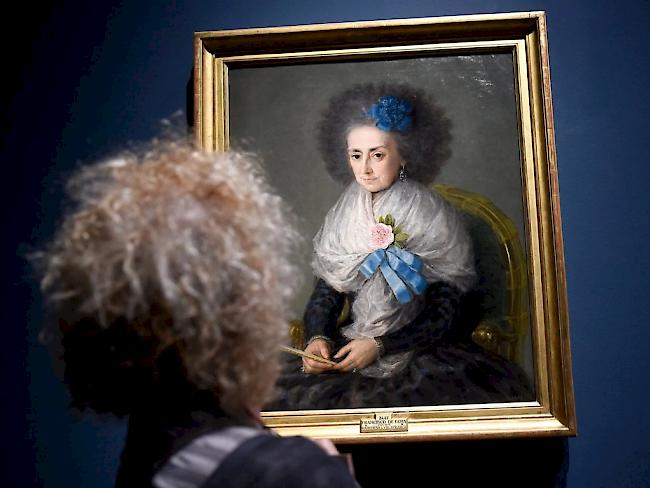 Ein Besucher vor dem Porträt der Dona Maria Antonia Gonzaga, Marquesa de Villafranca (Bild aktuell).