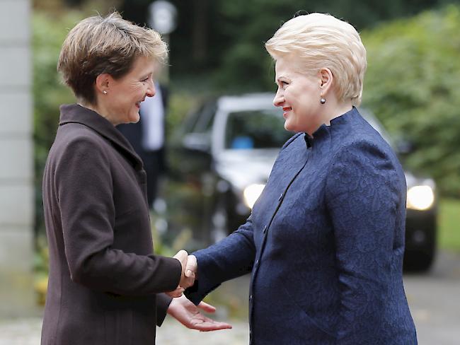 Bundespräsidentin Simonetta Sommaruga (links) begrüsst ihre litauische Amtskollegin Dalia Grybauskaite auf dem Landsitz Lohn bei Bern.