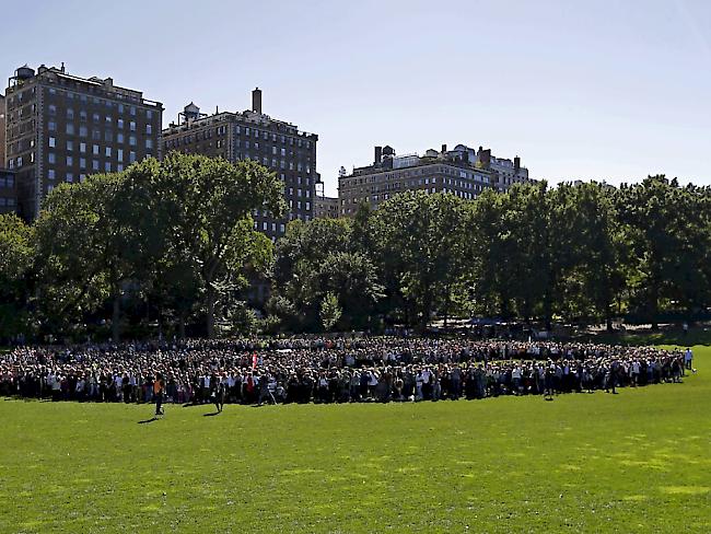 Aus der Luft sieht es wie ein Friedenszeichen aus: Menschenkette im Central Park in New York zum Gedenken an John Lennon