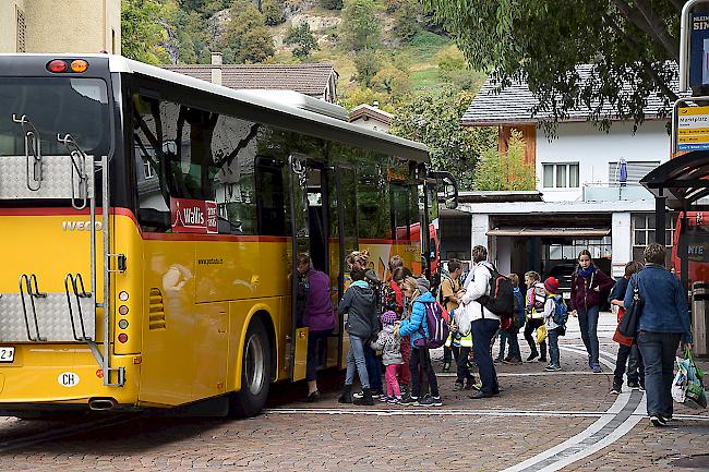 Schüler besteigen den Bus beim Natischer Marktplatz: Dabei stehen «Peacemaker» im Einsatz.