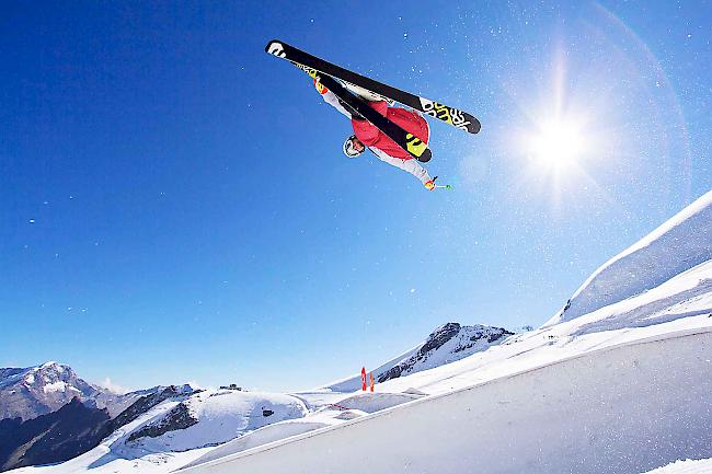 In Saas-Fee tummeln sich im Sommer immer mehr Skiteams auf dem Gletscher. In Zermatt geniessen vor allem italienische Gäste die Pisten.