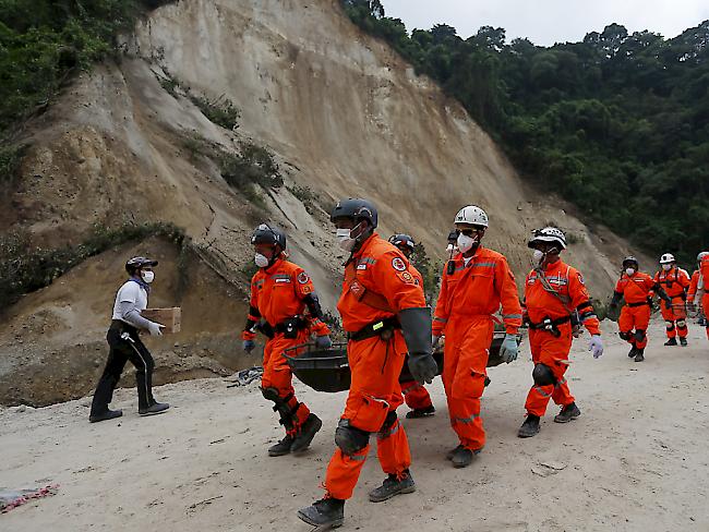 Mindestens 220 Menschenleben hat der Erdrutsch in Cambray gefordert - und die Suche nach Verschütteten geht weiter.