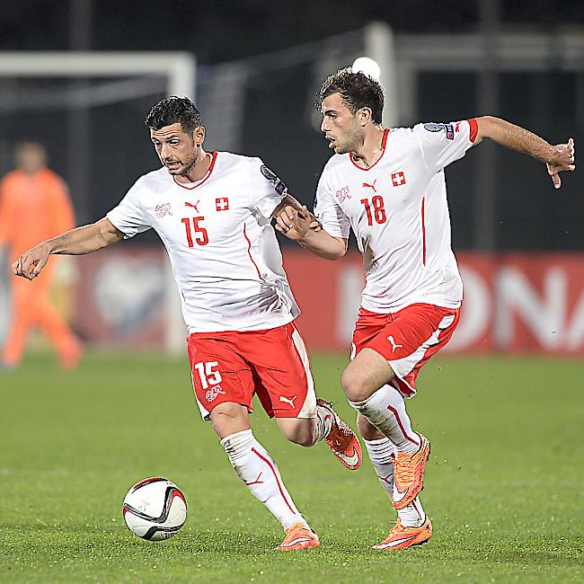 Blerim Dzemaili und Admir Mehmedi vor einem Jahr im gewonnenen Auswärtsspiel in San Marino.