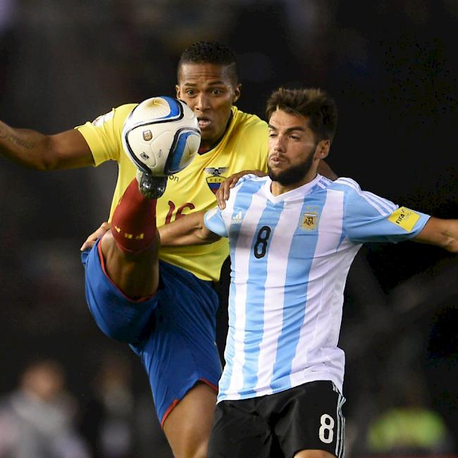 Der Argentinier Emmanuel Mas im Zweikampf mit dem Ecuadorianer Luis Valencia.