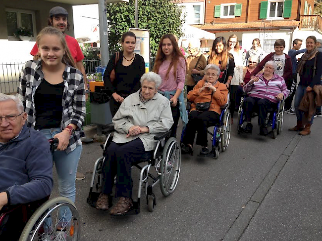 Jugendliche aus Brig-Glis und Naters: Auf Besuch im Seniorenzentrum