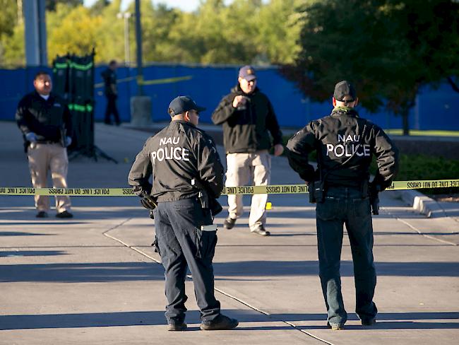 Die Polizei sperrt nach der tödlichen Schiesserei in der Northern Arizona University das Gelände ab.