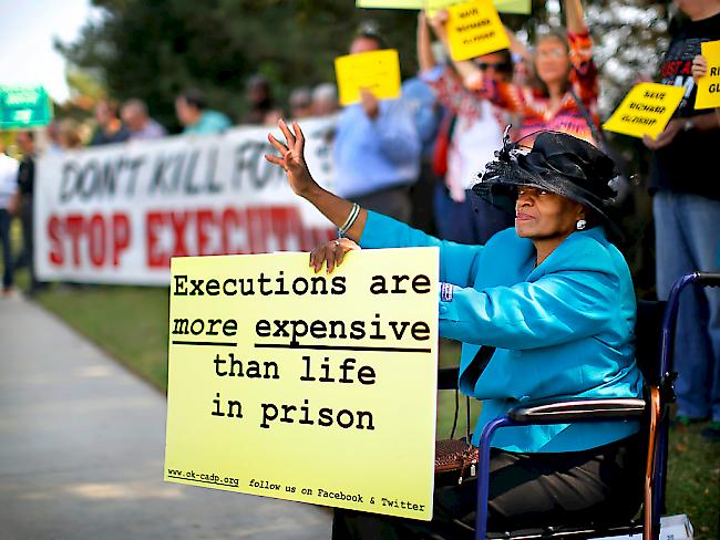 Proteste gegen die Todesstrafe in Oklahoma. Im Bundesstaat Arkansas sind mehrere bereits angesetzte Hinrichtungen vorerst gestoppt worden. (Symbolbild)