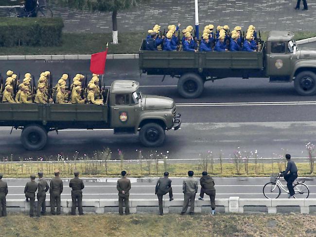 Nordkoreanische Militärfahrzeuge auf dem Weg zum Kim-Il-Sung-Platz in der Hauptstadt Pjöngjang, wo zum 70. Jahrestag der Arbeiterpartei eine grosse Militärparade stattfindet