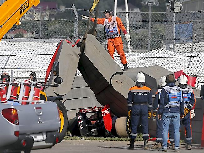 Das Auto von Carlos Sainz war nach dem Crash unter den TecPro-Barrieren begraben