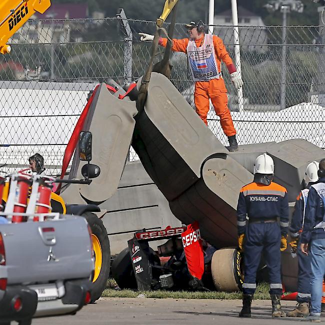 Das Auto von Carlos Sainz war nach dem Crash unter den TecPro-Barrieren begraben