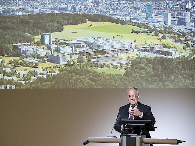 Bundesrat Johann Schneider-Ammann spricht bei seinem Besuch der ETH Hönggerberg in Zürich. Er  informierte sich dort über den neusten Stand der Forschung und den möglichen volkswirtschaftlichen Nutzen der Digitalisierung.