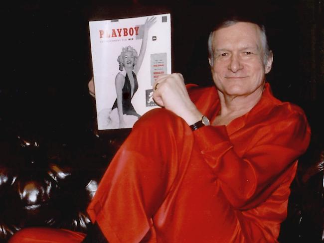 Fertig ausgezogen: "Playboy"-Gründer Hugh Hefner mit der ersten Ausgabe des Magazins (Archivbild).