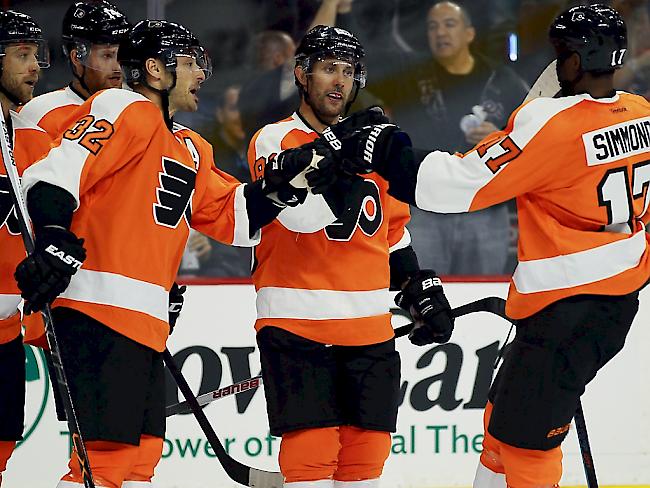 Der Berner Verteidiger Mark Streit von den Philadelphia Flyers kann im dritten Spiel der Saison den ersten Sieg bejubeln