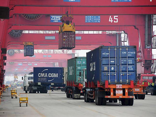 Chinas Exporte lahmen zwar nach jahrelangem Boom, aber das Minus ist kleiner als befürchtet.