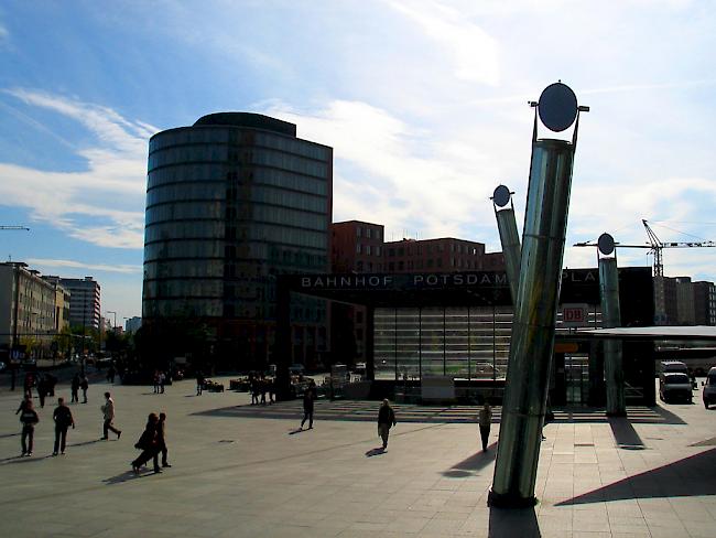 Der Potsdamer Platz im Zentrum von Berlin, aufgenommen am 4. Oktober 2004. Das Areal besteht aus der so genannten Daimler-City und dem Sony-Center. Der Platz zählt zu den beliebtesten Attraktionen des Berlins und ist nun in kanadische Hände übergegangen. (Archiv)