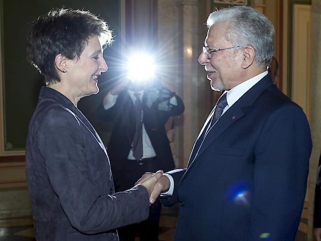 Bundespräsidentin Simonetta Sommaruga begrüsst Taieb Baccouche, Aussenminister von Tunesien, zu einem Höflichkeitsbesuch, am Dienstag in Bern.