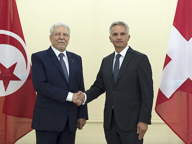 Bundesrat Didier Burkhalter (rechts) begrüsst Tunesiens Aussenminister Taieb Baccouche am Dienstag in Bern.