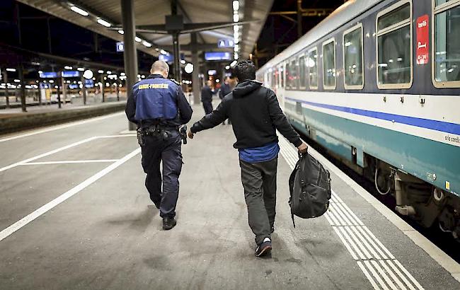Auf Durchreise aufgegriffen. Migrant am Bahnhof Brig.