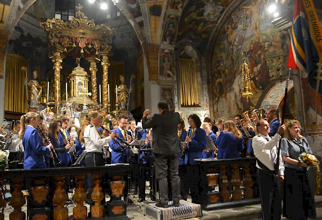 Die Musikgesellschaft Alpengruss von Grengiols und die Banda musicale di Baceno spielen zum Abschluss des Konzertes ein gemeinsames Stück.