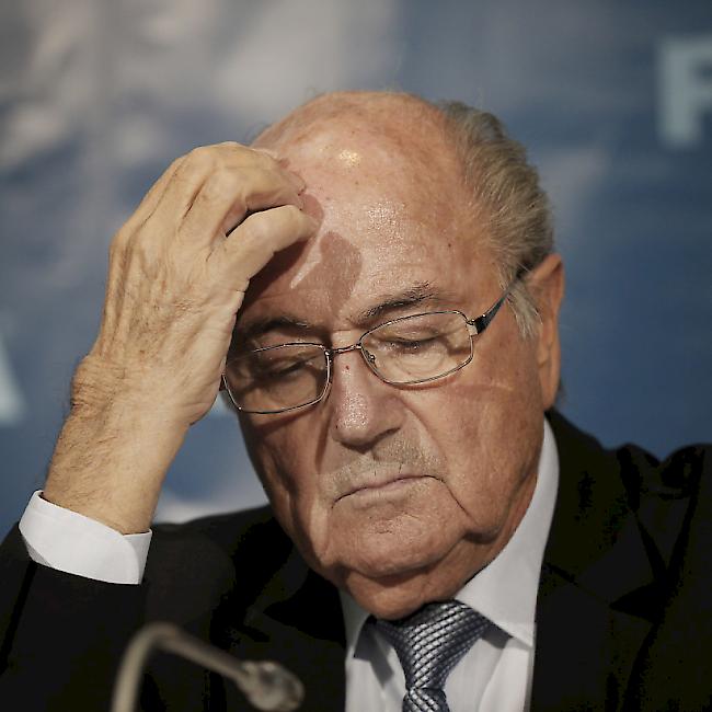 2. Juni: Weil er zu wenig Unterstützung mehr spürte, tritt Sepp Blatter als FIFA-Präsident zurück.