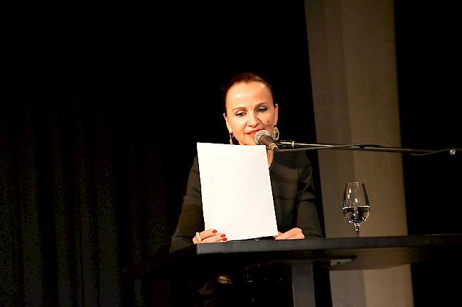 Cornelia Heynen-Igler, erste Oberwalliser Literaturpreisträgerin, liest an der Preisverleihung aus ihrer Erzählung «Das kleine Unglück».