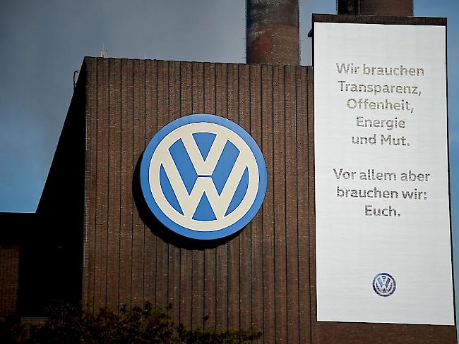 Für VW kommt es immer dicker. Nun wird auch wegen Steuerhinterziehung ermittelt. Plakat an einer VW-Fabrik in Wolfsburg.