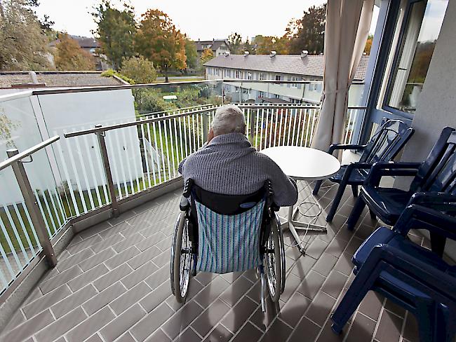 Die Bewohner von Schweizer Pflegeheimen äussern sich bei einer schweizweiten Befragung mehrheitlich positiv über ihr Leben ausserhalb des trauten Heims. (Symbolbild)