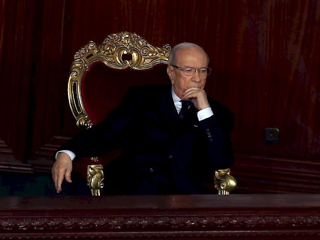 Der tunesische Präsident Béji Caïd Essebsi hat seinen Besuch in der Schweiz abgesagt. Grund ist ein Anschlag auf seine Garde mit 14 Toten. (Archiv)