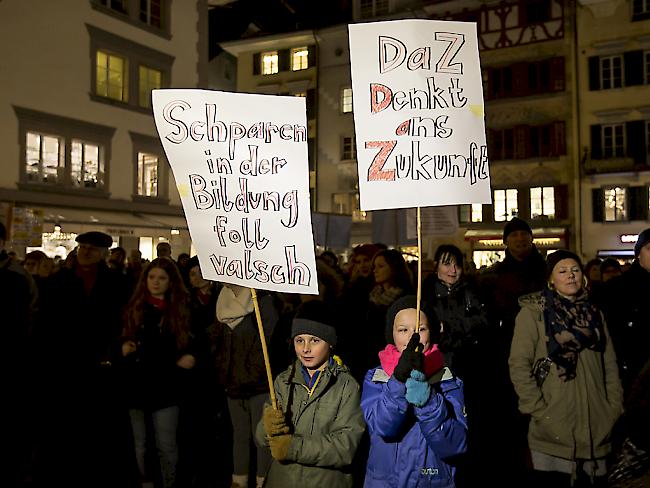 "Foll valsch": An der Demonstration gegen Sparmassnahmen in Luzern wehren sich auch Kinder gegen Abbau bei der Bildung.