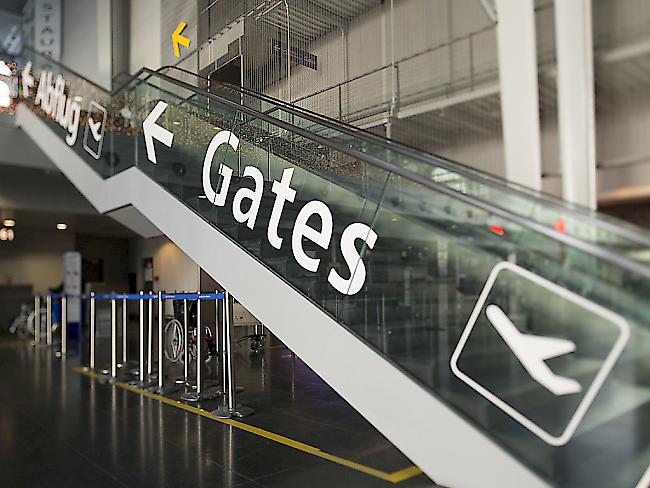 "Mehr Zeit einrechnen": Das rät der EuroAirport in Basel den Passagieren nach der Einführung systematischer Grenzkontrollen. (Archiv)