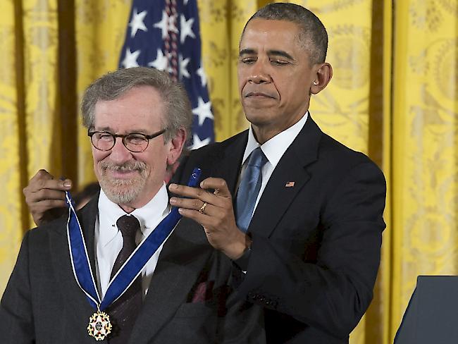 "Es gäbe da ja auch noch einen gut aussehenden US-Präsidenten": Obama ulkt bei Medaillenverleihung an Regisseur Spielberg.