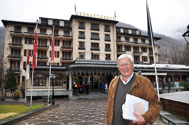 Paul Schmidt vor dem Grand Hotel Zermatterhof, wo er mehr als 40 Jahre lang gearbeitet hat.