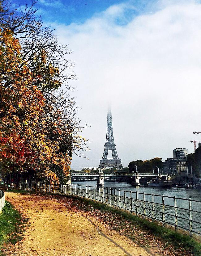 Touristenmagnet Eiffelturm. Paris ist im Herbst ein beliebtes Reiseziel.