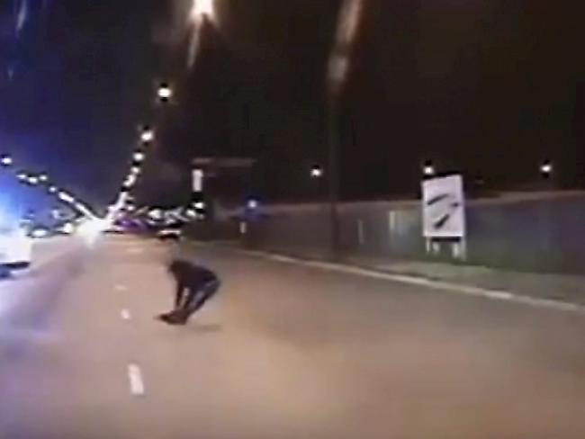 Schockierende Bilder: Der Afroamerikaner Laquan McDonald wird auf einer Strasse von einem Polizisten niedergestreckt.