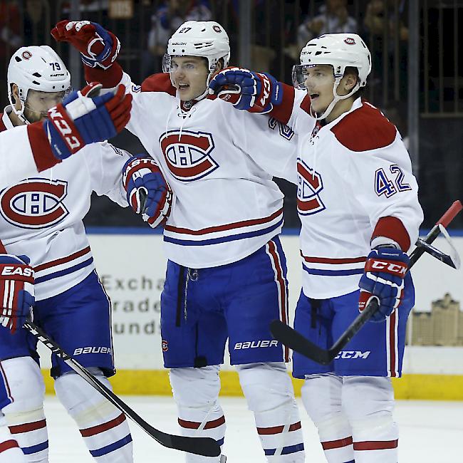 Sven Andrighetto (ganz rechts) freut sich mit seinen Teamkollegen der Montreal Canadiens über seinen ersten Saisontreffer
