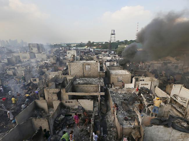 In dem Slum in Manila sind mehr als 800 Häuser durch Feuer zerstört.