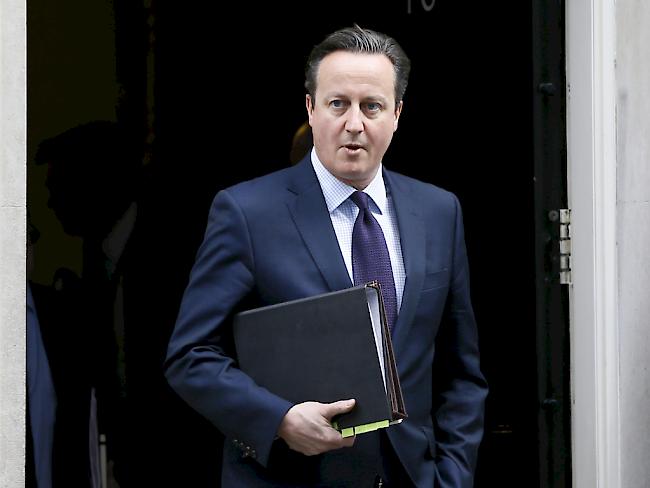 Der britische Premier David Cameron verlässt seinen Amtssitz, um bei den Abgeordneten des Paralaments für Luftangriffe gegen den IS in Syrien zu werben. Bislang beteiligt sich die britische Luftwaffe nur an Angriffen in Irak.